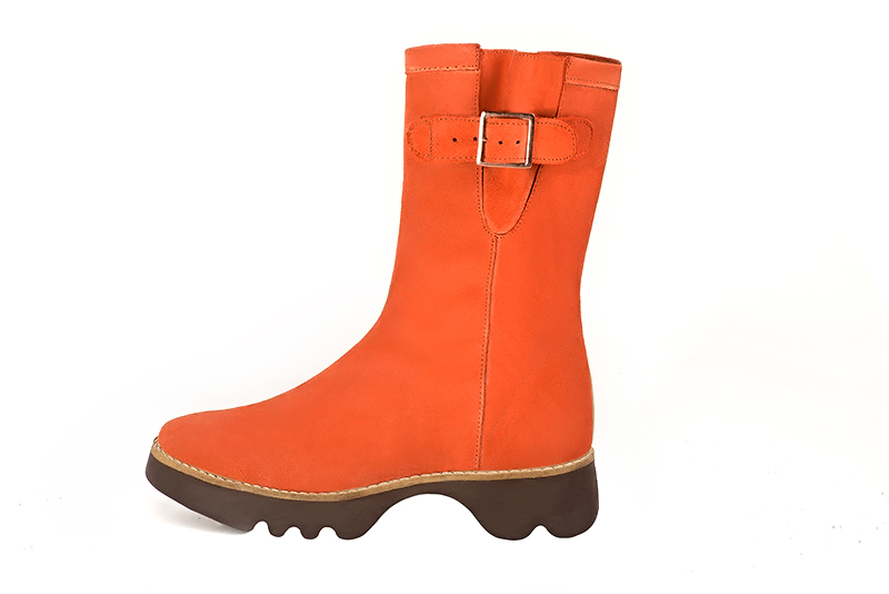 Bottines élégantes et raffinées avec une fermeture éclair à l'intérieur, coloris orange clémentine. Personnalisation : Choix des cuirs, des couleurs et des talons. Cou-de-pied sur mesure. - Florence KOOIJMAN